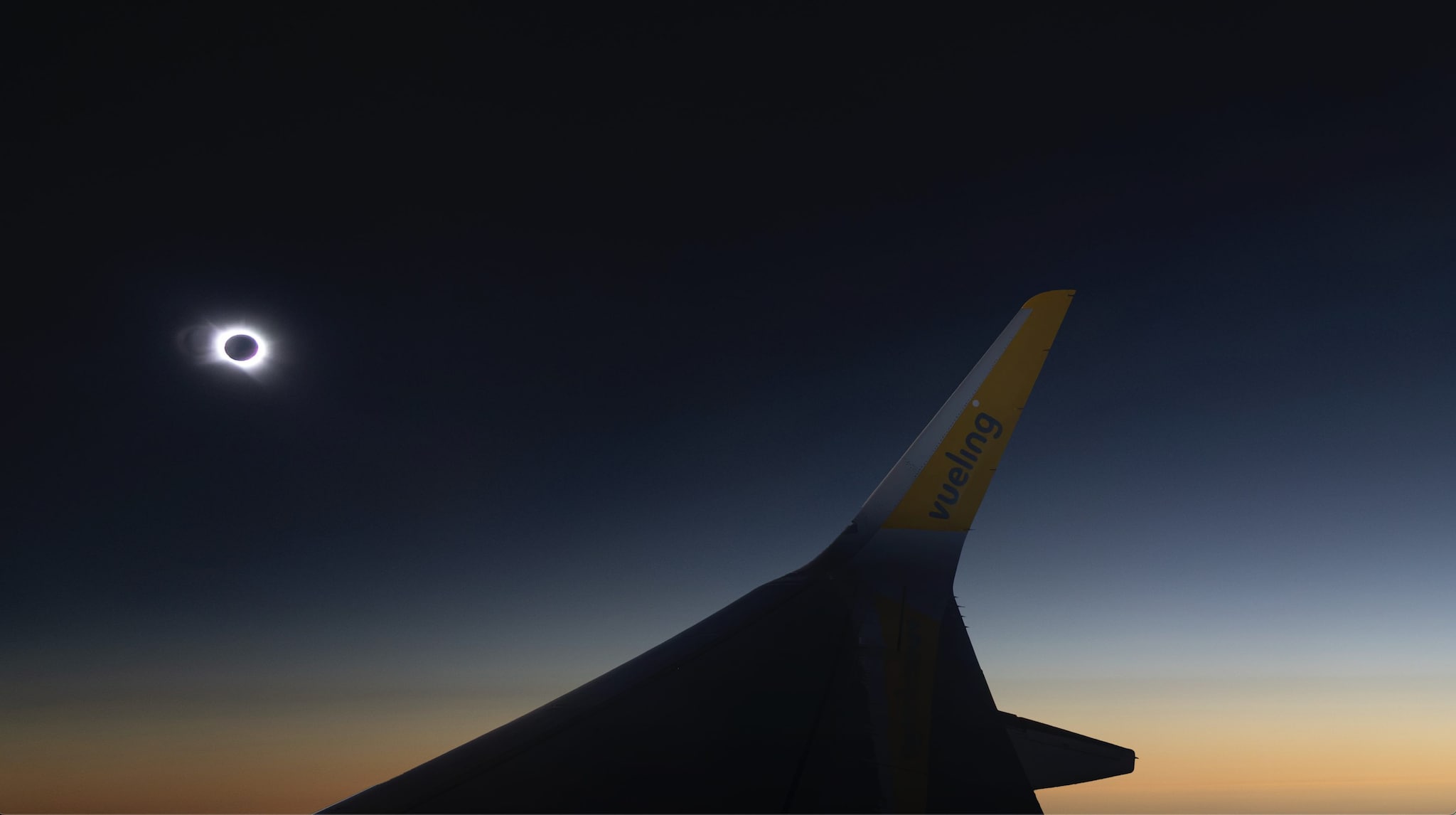 Le foto dello spettacolo dell'eclissi totale di Sole sopra le nuvole vista dall'aereo il 12 agosto