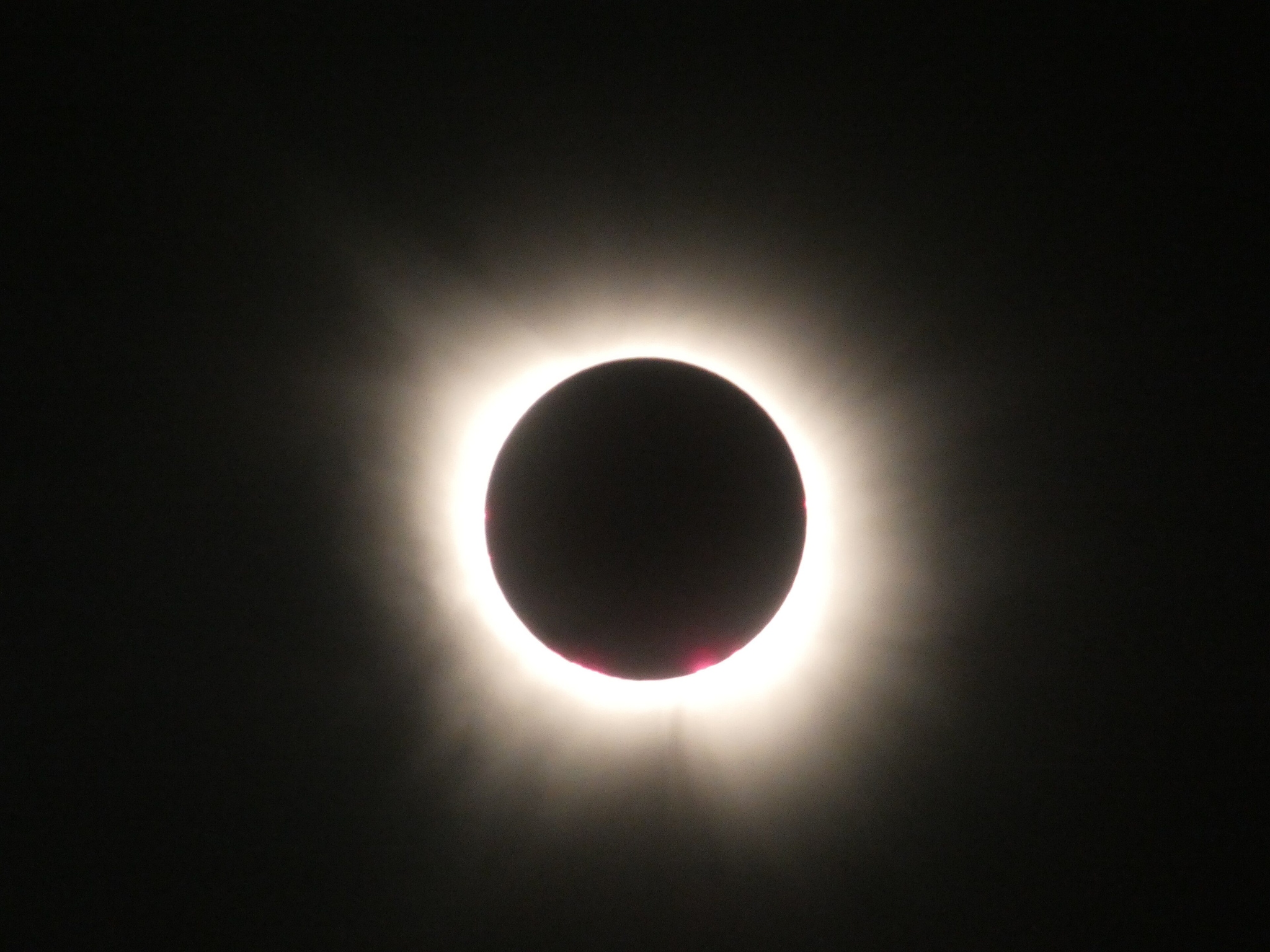 Gli italiani in Spagna per vedere l’eclissi di Sole, una stanza 714 euro: “Prezzi aumentati anche di 20 volte”