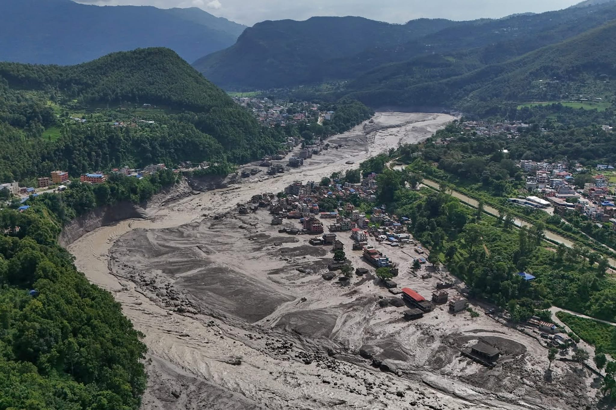 Cos’è un GLOF e perché se ne parla dopo l’alluvione in Nepal: esperti divisi sulle cause del disastro