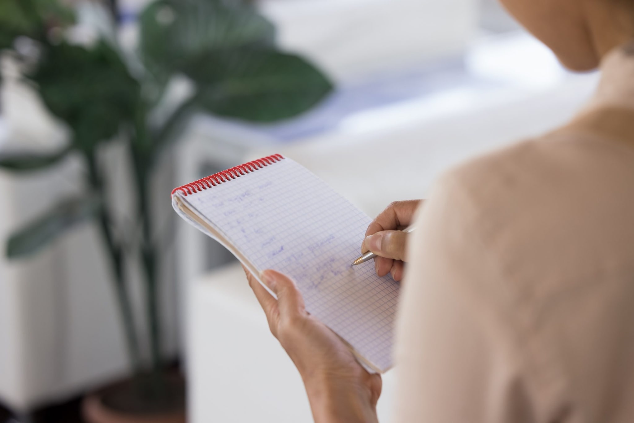 Un segnale di Alzheimer e declino cognitivo si può notare nella scrittura: attenzione al dettato
