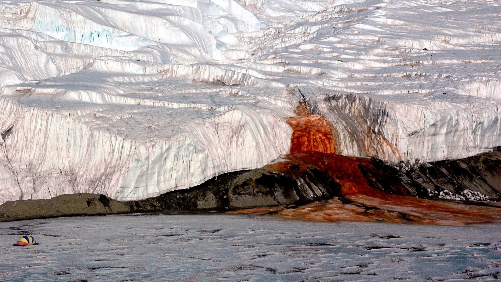 Le Cascate di Sangue in Antartide nascondono un segreto nell’acqua rossa: un nuovo studio rivela da dove arriva