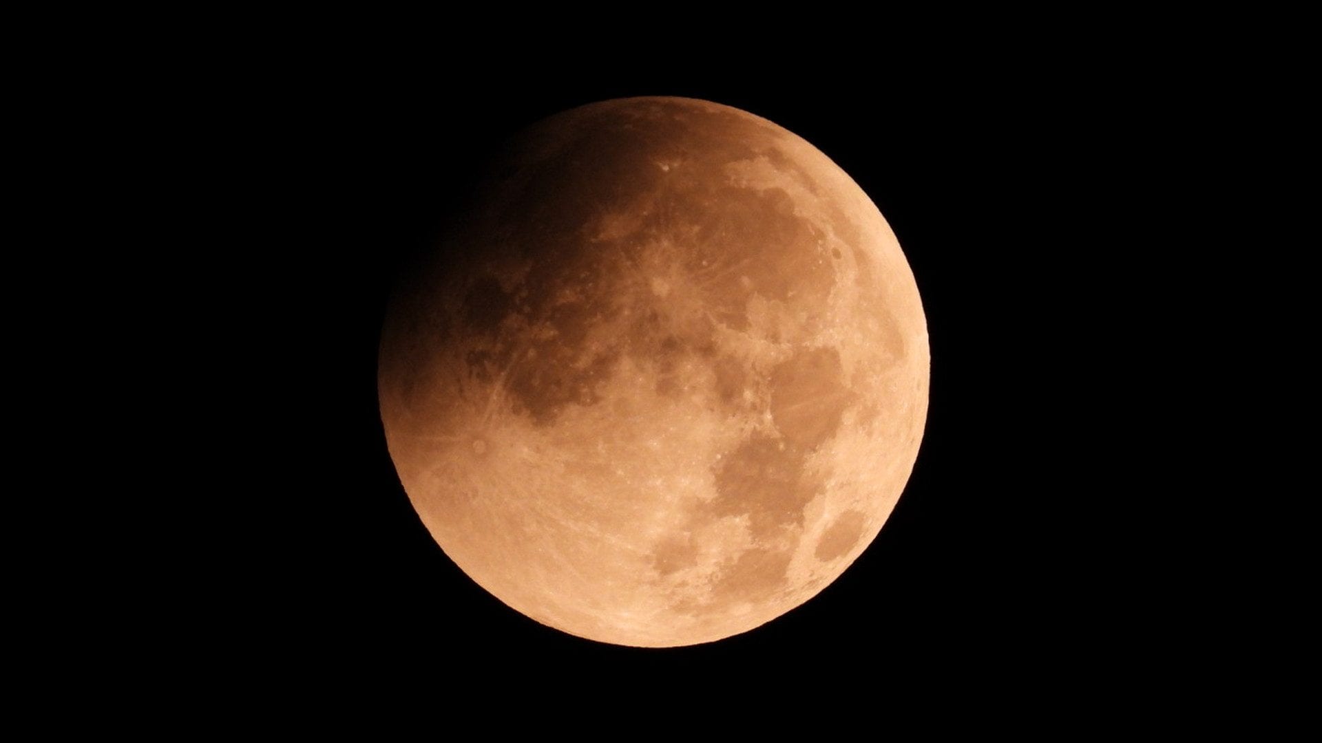 Eclissi di Luna del 28 agosto 2026, le immagini esclusive: le foto prima dell'alba