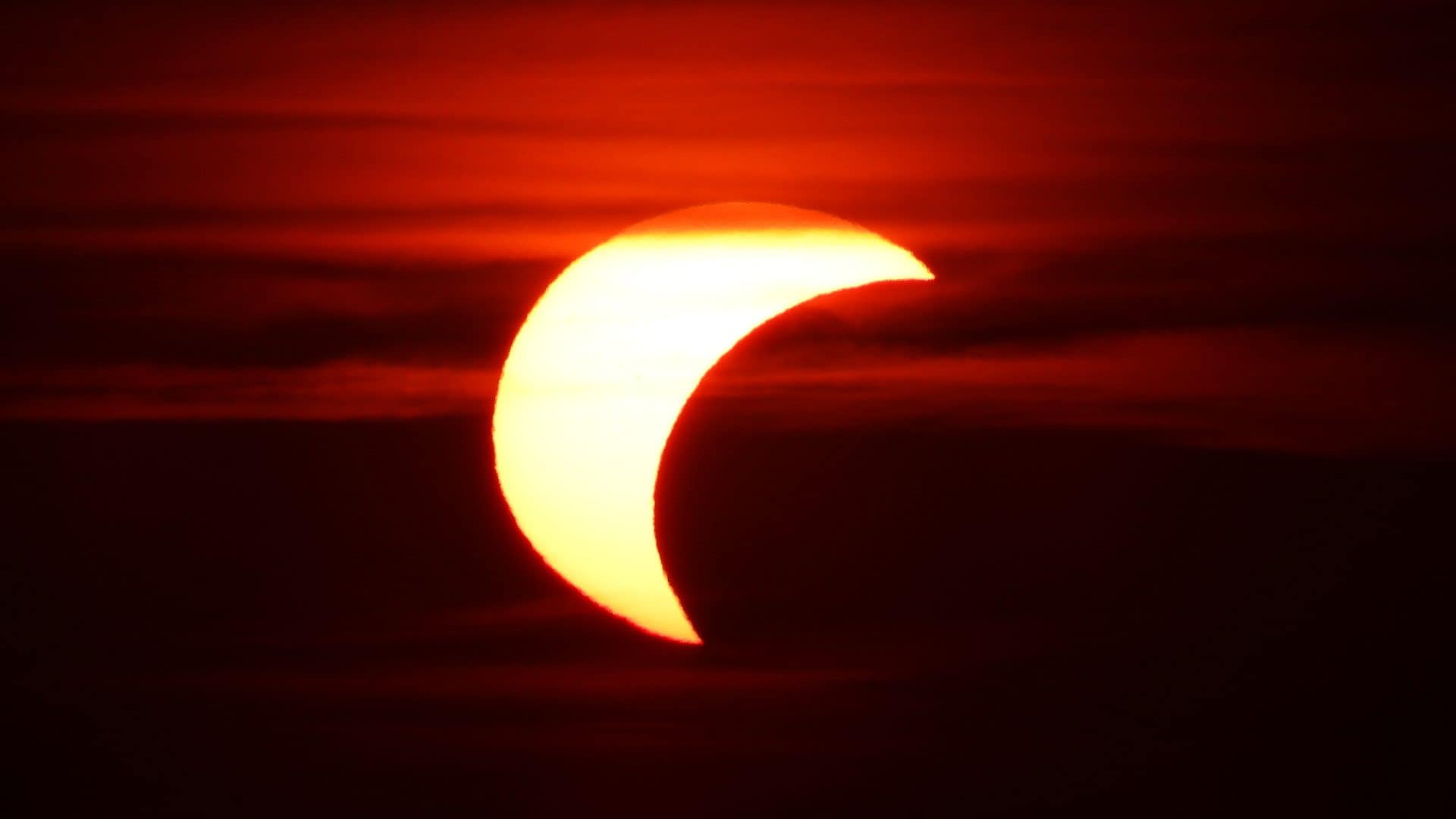 Eclissi solare del 12 agosto 2026, le immagini in esclusiva: le foto al tramonto