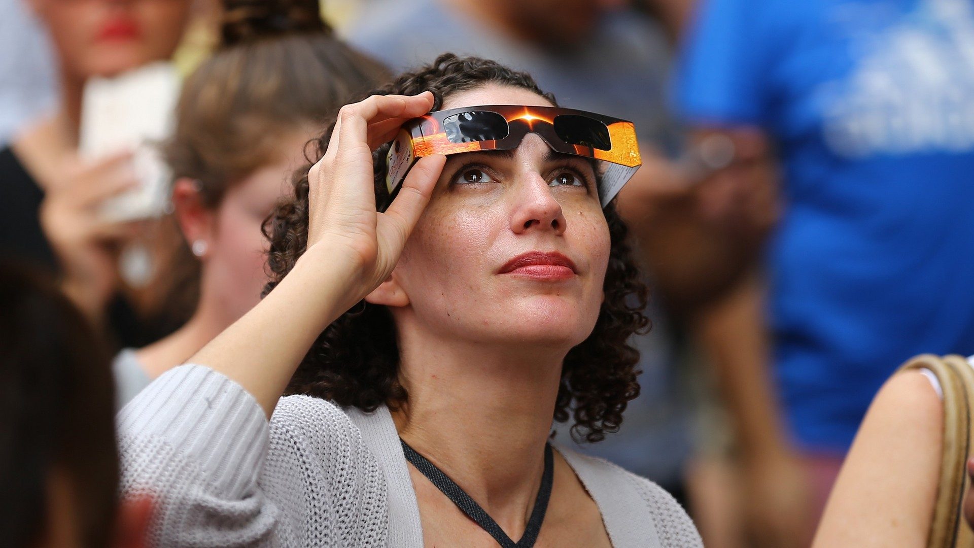 “Mi fanno male gli occhi”: il trend su Google dopo l'eclissi di Sole. Stasera non rischiare, indossa gli occhialini