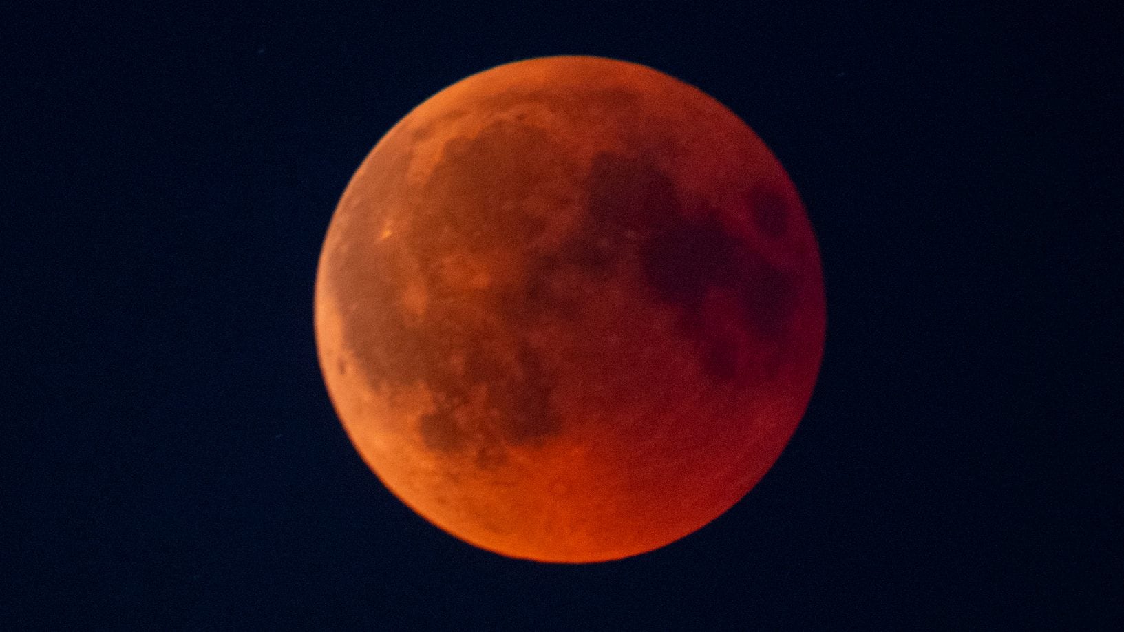 Perché la Luna diventa rossa durante le eclissi lunari: come sarà il 28 agosto nei cieli d'Italia