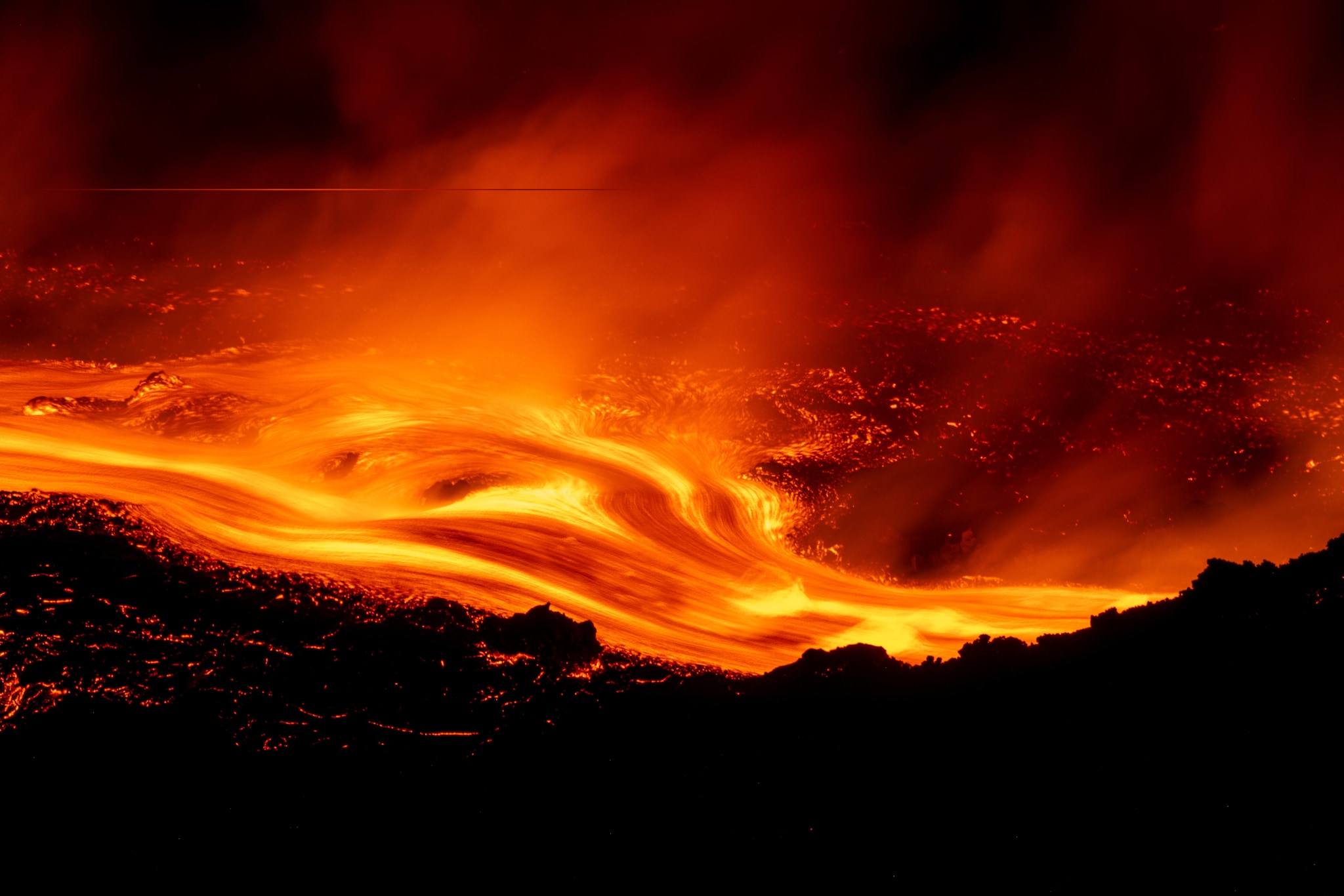 Etna in eruzione da 6 giorni, perché la cenere vulcanica blocca i voli a Catania: i rischi per gli aerei