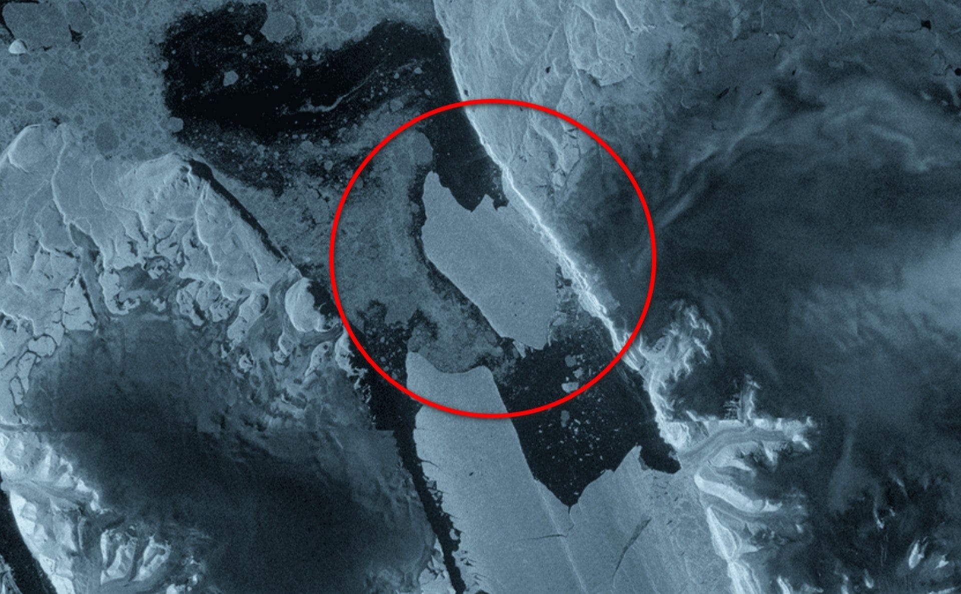 Iceberg enorme si stacca dalla Groenlandia: "Rischi per il traffico marittimo". È più grande di Cremona