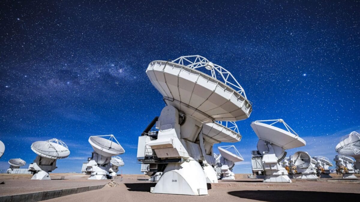 La rete di radiotelescopio dell'ALMA, in CIle, le cui osservazioni sono state utilizzate per esplorare il potenziale delle frequenze radio più alte nella ricerca di segnali di intelligenza extraterrestre. Credit: ALMA/Alex Pérez