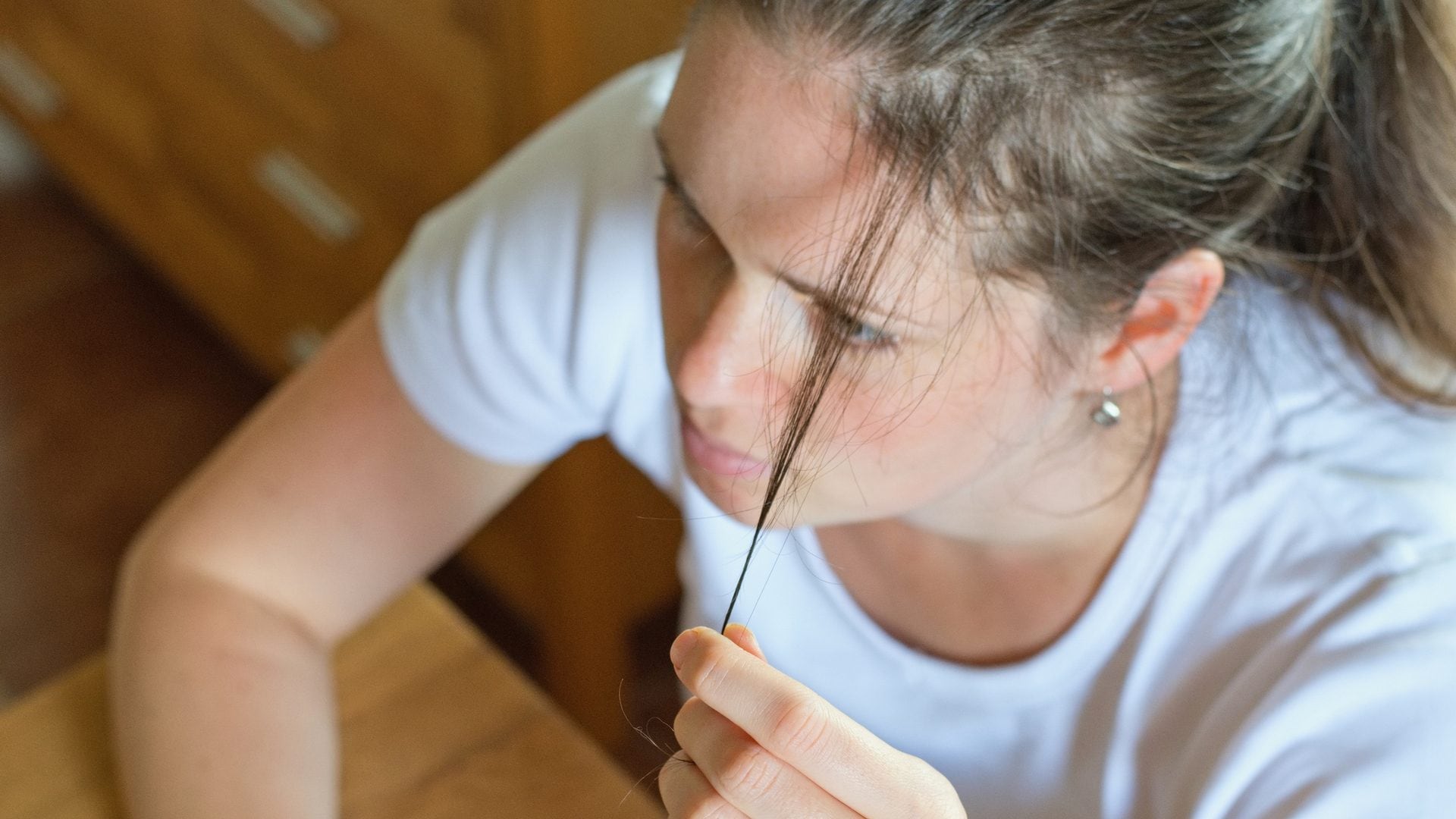 Tricotillomania, studio svela cosa spinge a strapparsi i capelli: "Noia più rilevante delle emozioni negative"