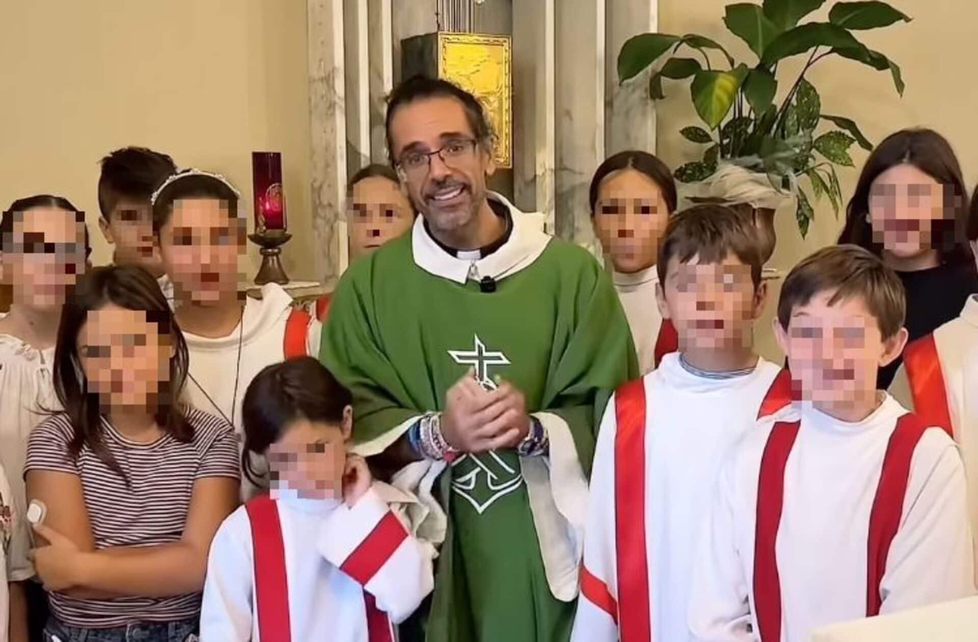 Don Roberto Fiscer lascia la sua parrocchia, il prete influencer a Fanpage: "Ora cambio servizio"