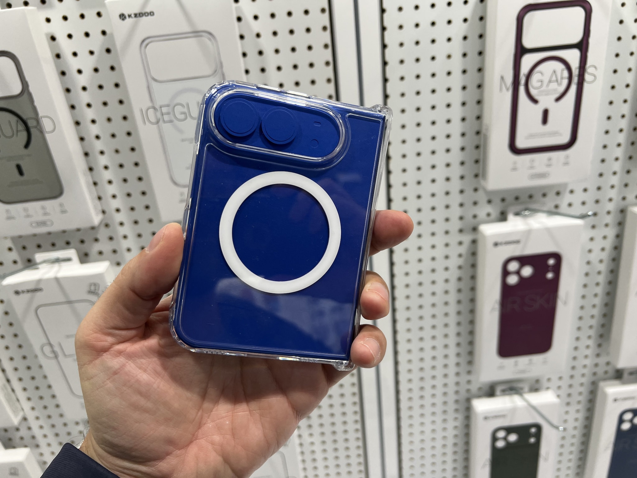 Abbiamo trovato il mockup di iPhone 18 Ultra, il pieghevole che Apple deve presentare a breve: le cover