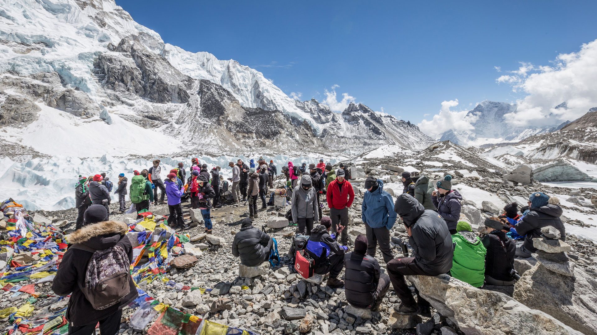Everest, l’urina dei turisti scioglie 154 tonnellate di ghiaccio: lo studio su cosa succede sull’Himalaya