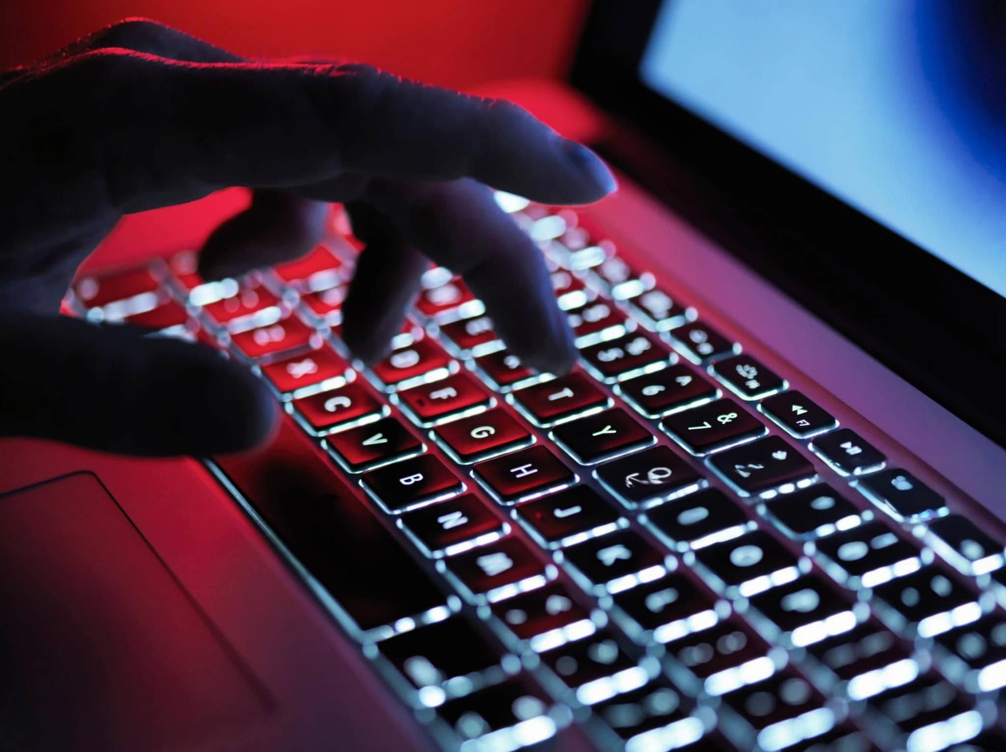 Una nuova truffa via PEC riempie il computer di virus e malware