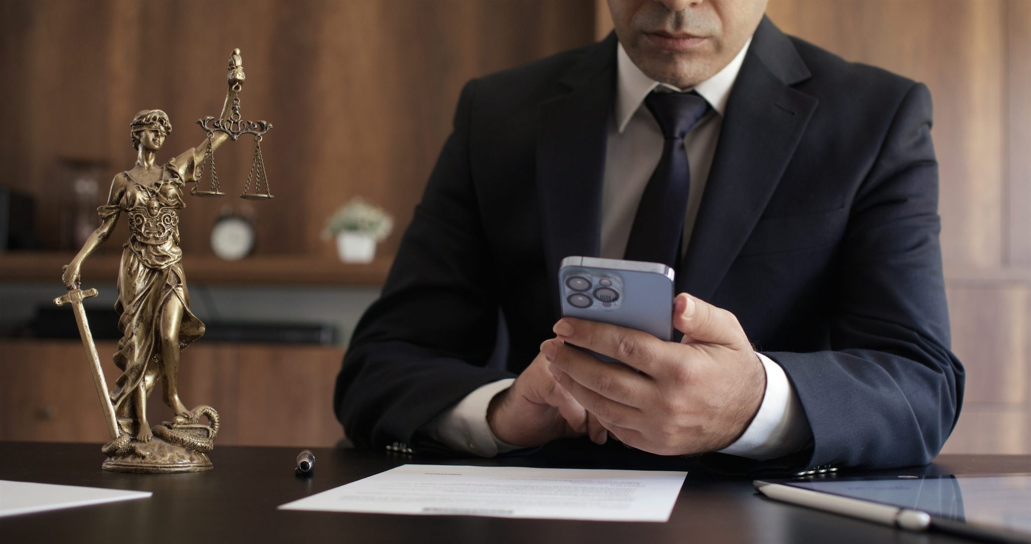 Usa ChatGPT per salvare il cliente dall'ergastolo, ma l'IA inventa tutto: avvocato multato per 5.000 dollari