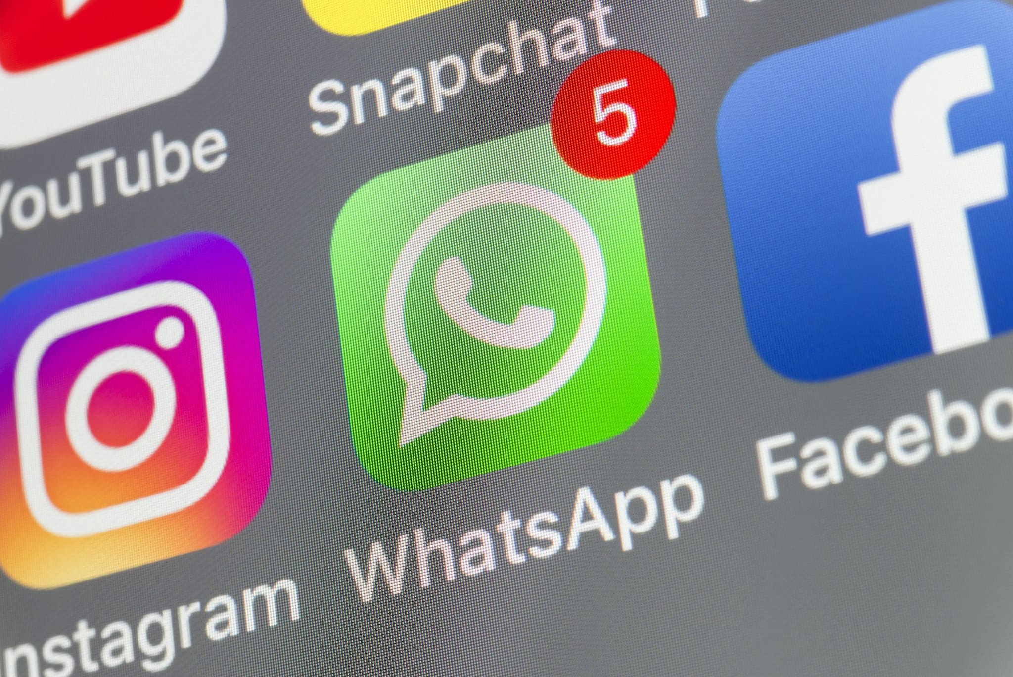 Il nuovo Parental Control di WhatsApp aiuta ai genitori a sapere con chi parlano i figli ma non cosa dicono
