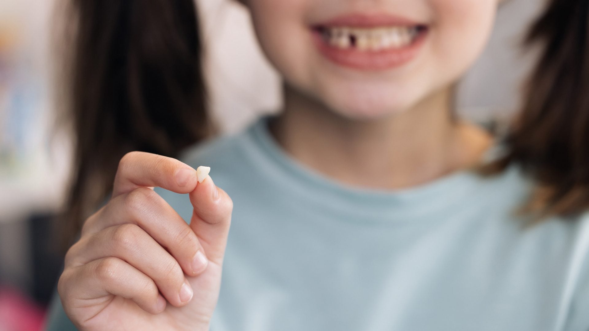 Autismo, nei denti dei bambini rilevate numerose sostanze tossiche: “Alcune migrano dai biberon”