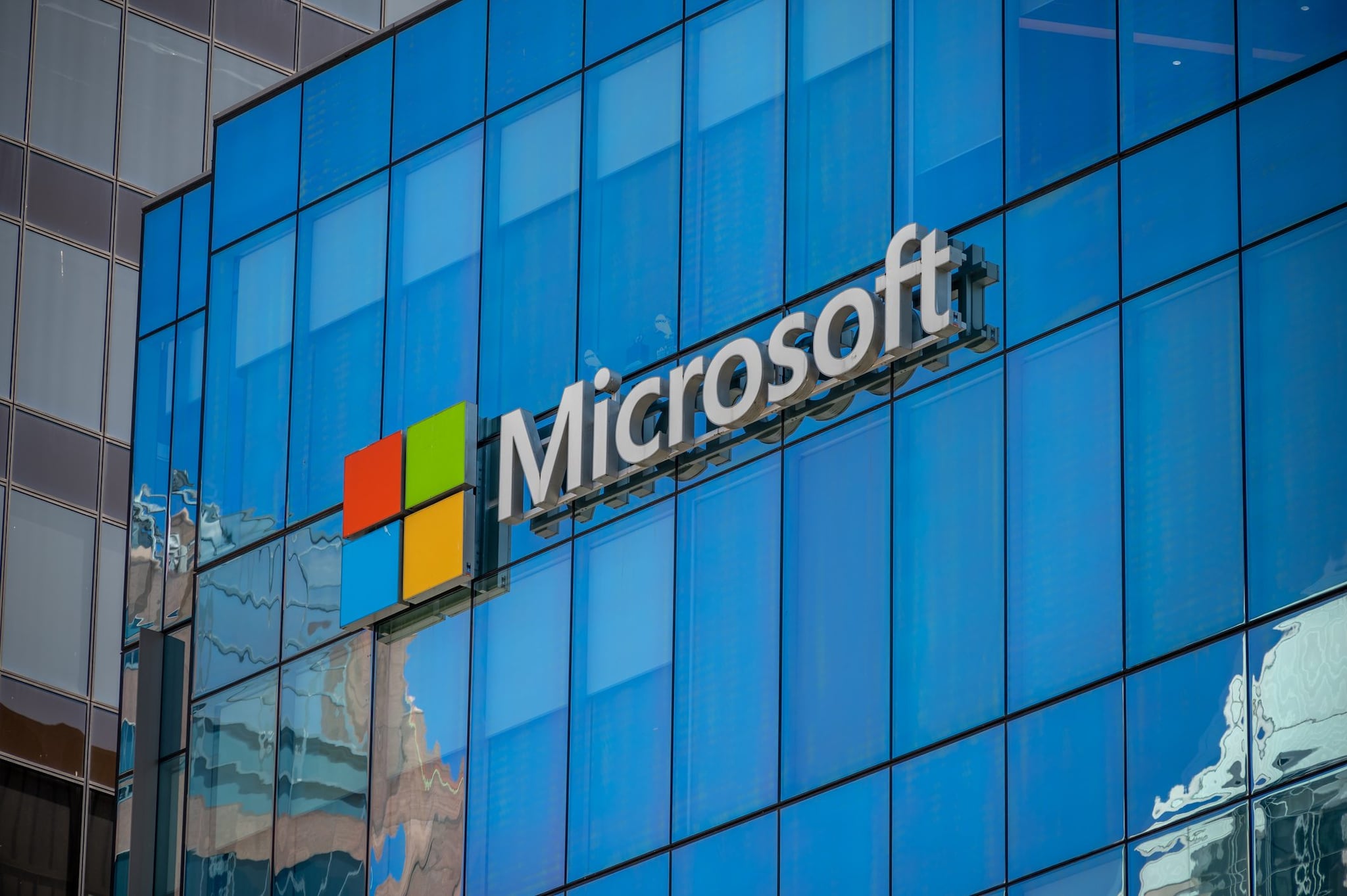 Microsoft propone l’uscita volontaria a 60.000 dipendenti: come funziona il piano