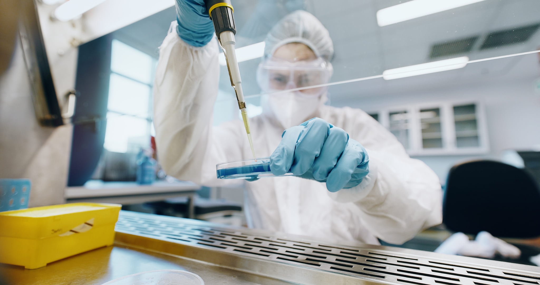 Cos’è la peste polmonare, la malattia per cui si sospetta la morte di una donna in Siberia: 200 persone in quarantena