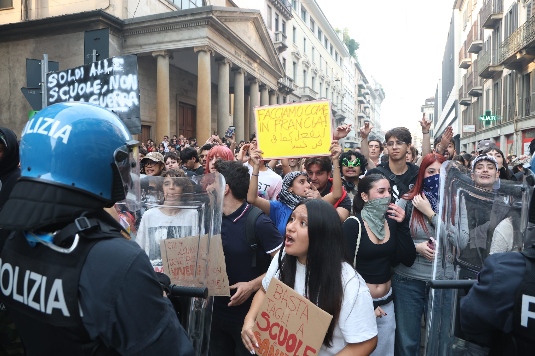 Siamo entrati nelle chat che hanno organizzato le proteste a Milano: come funziona Italia in Piazza