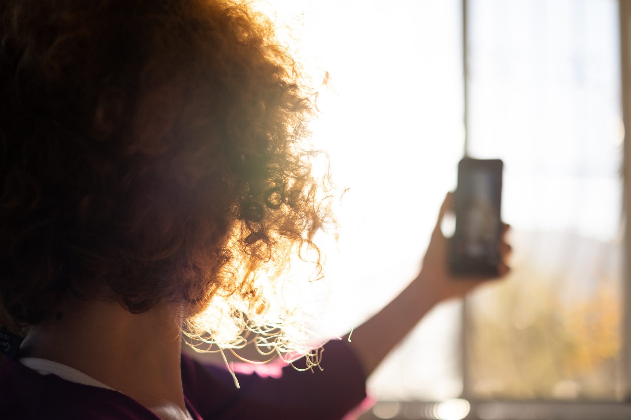 Manda un selfie alla madre, mezz’ora dopo sviene in casa: nella foto c’erano gli indizi del malore