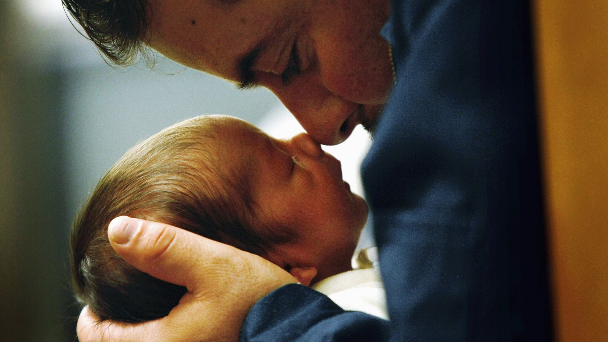 abbraccio papà figlio