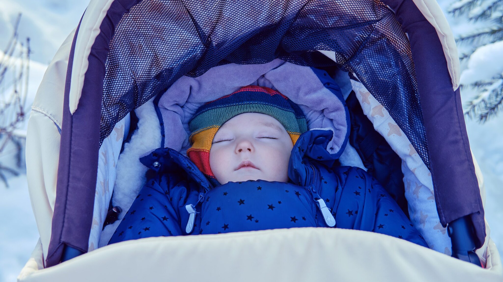 neonato dorme al freddo