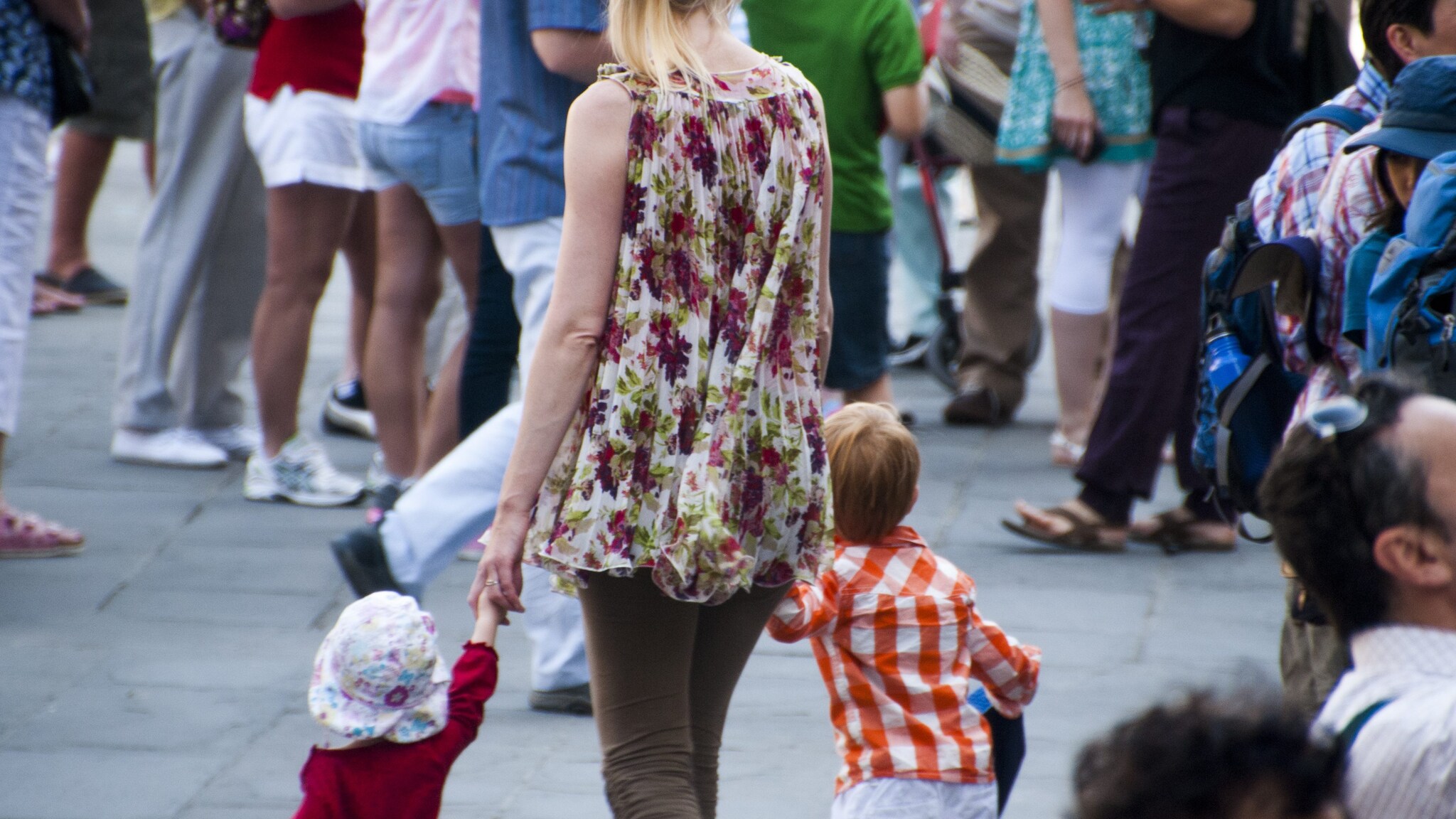 Ritrovare un bambino smarrito tra la folla col metodo “guardare ad alta voce”