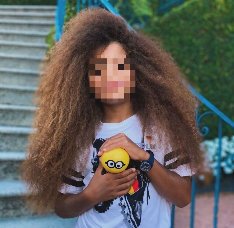 Dodicenne inglese rischia espulsione per i suoi capelli