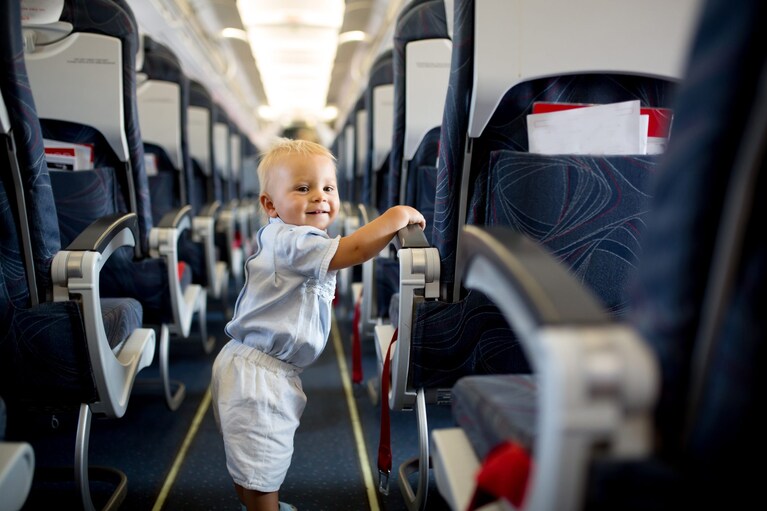 Bambino in aereo