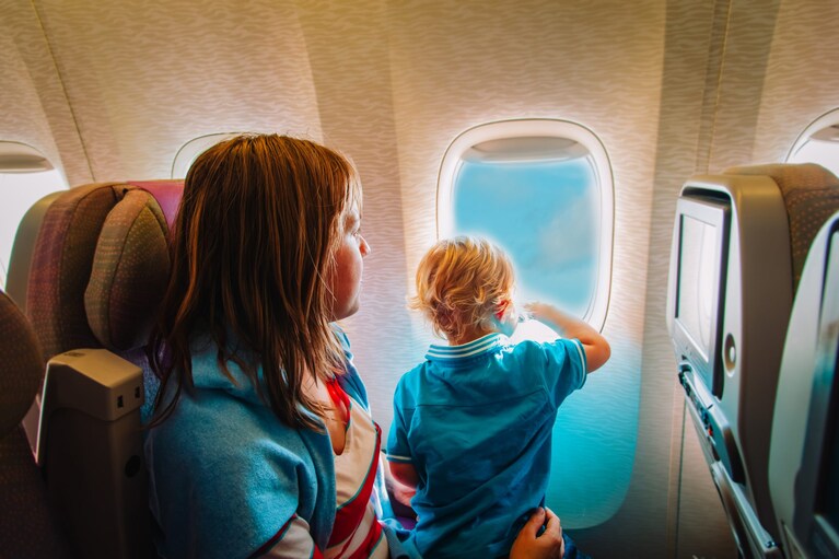 Genitore e figlio in aereo