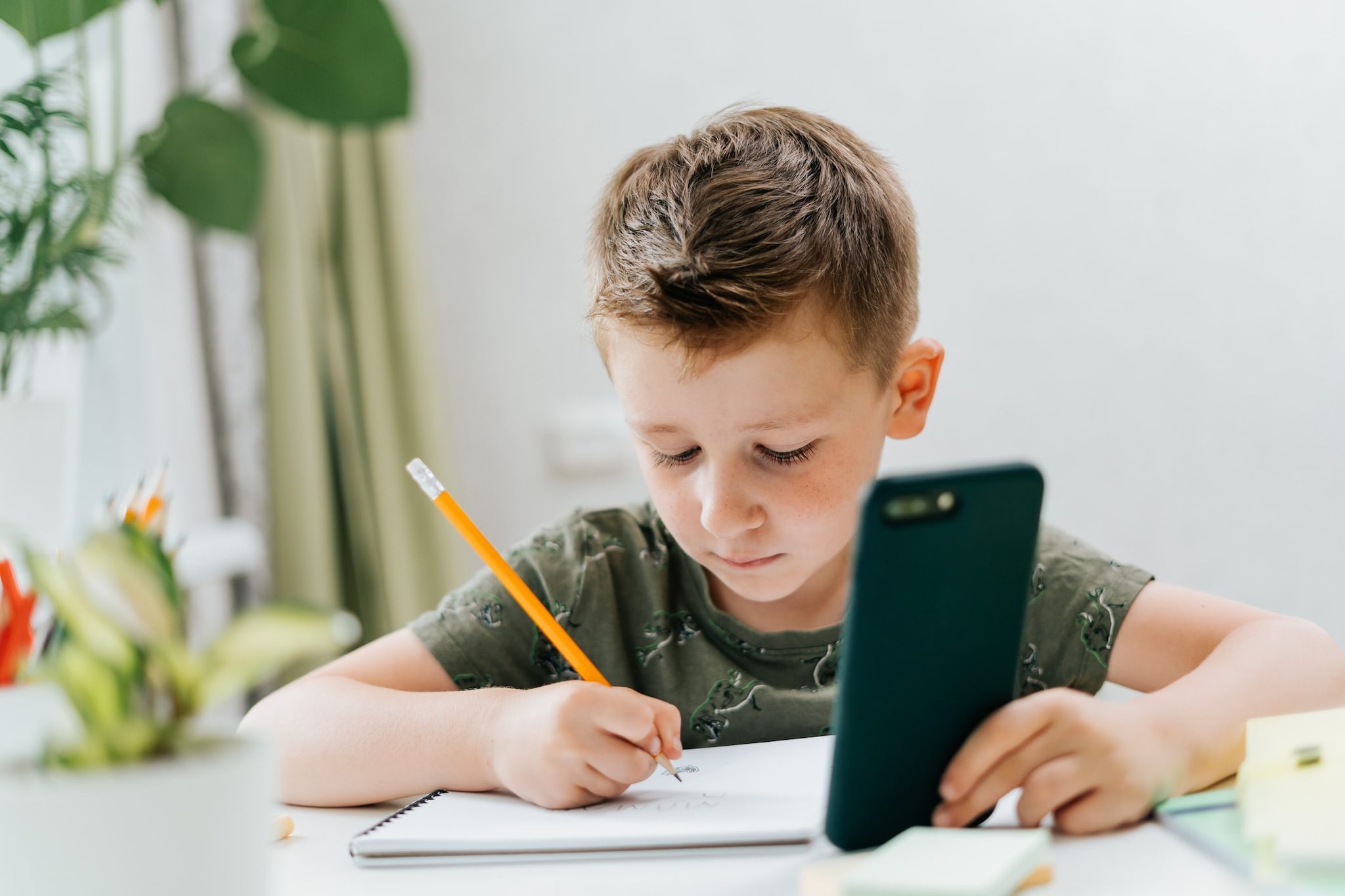 Perché se i ragazzi vanno male a scuola è anche colpa dell’uso precoce degli smartphone