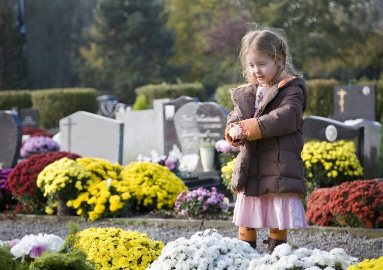 bimba al cimitero