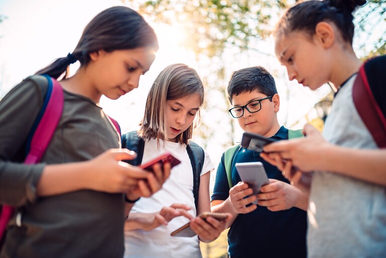 Negli Usa hanno trovato un modo per non far usare i cellulari a scuola: i risultati dell'esperimento
