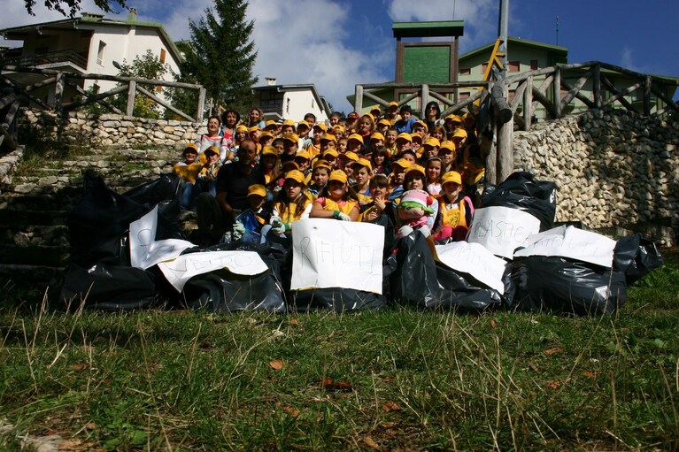 bimbi ripuliscono la montagna