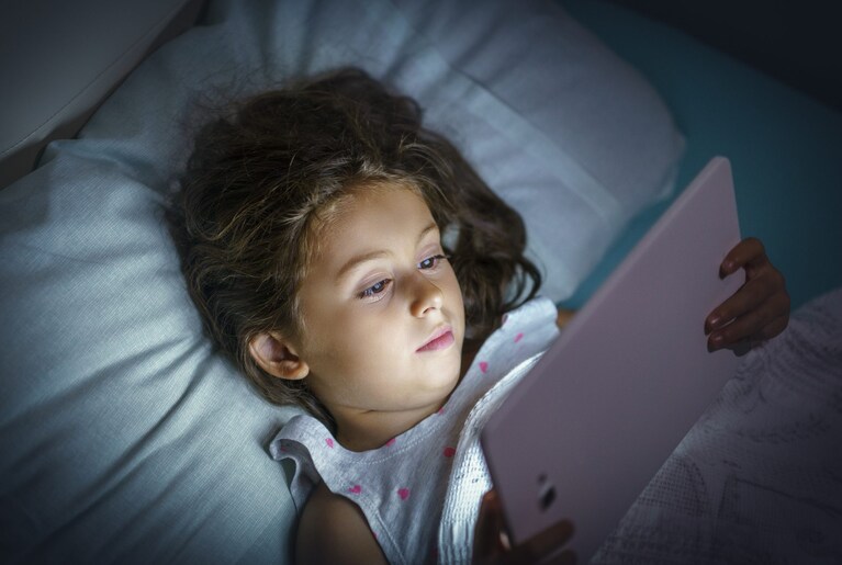 Guardare gli schermi prima di dormire riduce il tempo e la qualità del sonno.