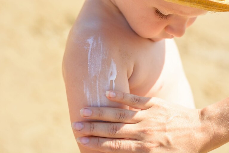Bambini e crema solare