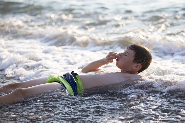 Cosa fare bambino beve acqua di mare: