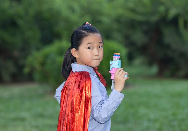 bimba gioca con pistola ad acqua