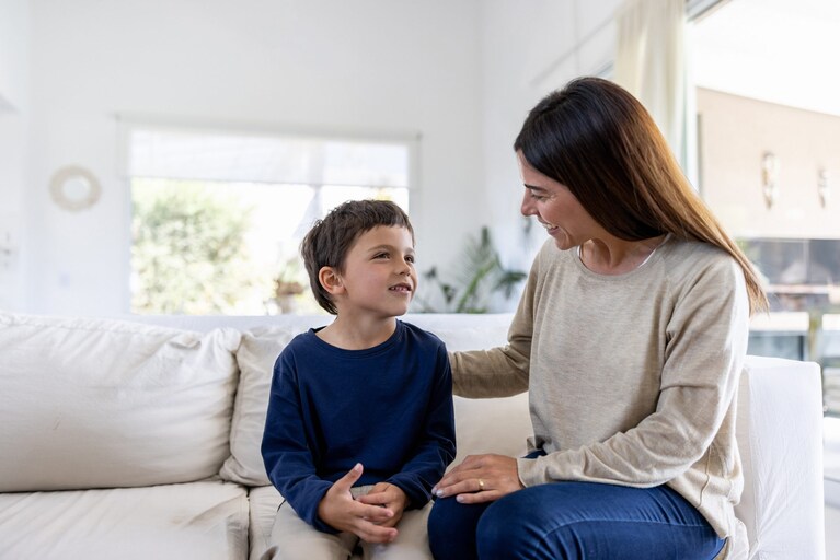 bimbo comunica con la mamma