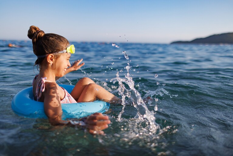 bimba in mare