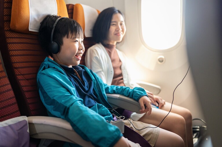 bimbi giocano in aereo