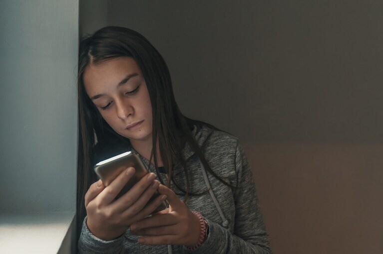 ragazza sui social