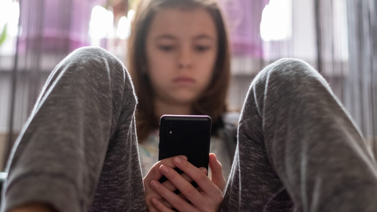 Che cos'è il "sadfishing" e perché gli adolescenti lo fanno?