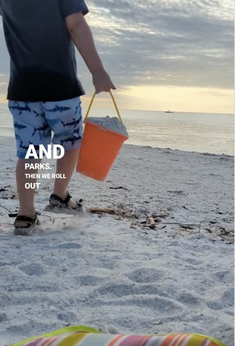 bimbo in spiaggia la sera