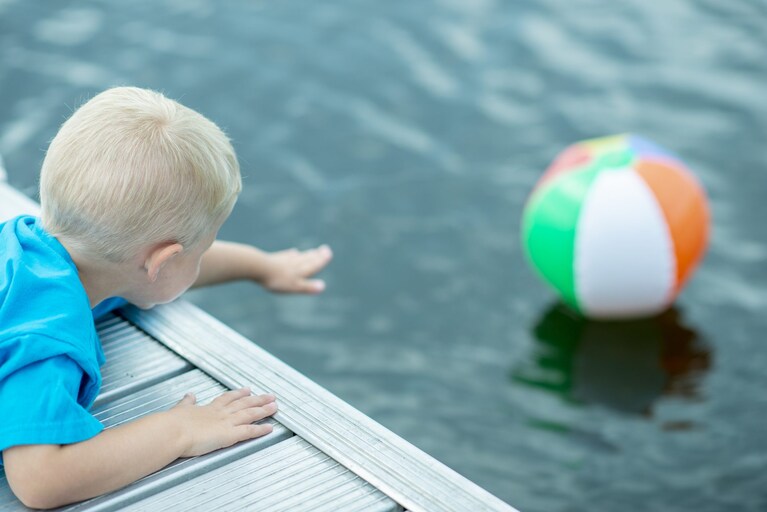 Senza la presenza di adeguate protezioni, un bambino potrebbe cadere in piscina per cercare di recuperare un gioco finito in acqua.