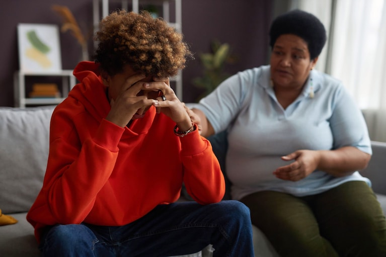 Genitore parla con adolescente