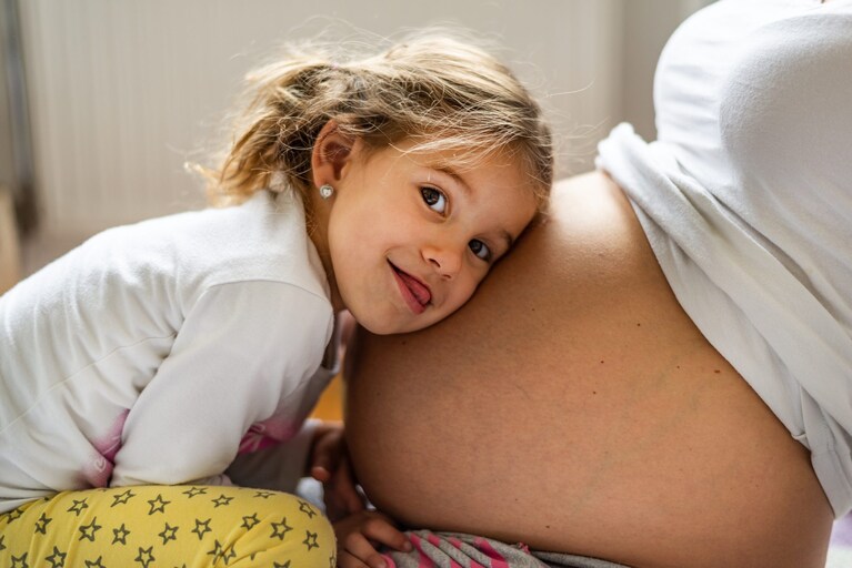 bimba ascolta il pancione