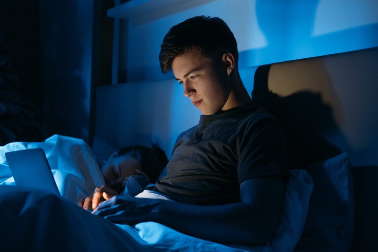 adolescenti da soli a casa la sera