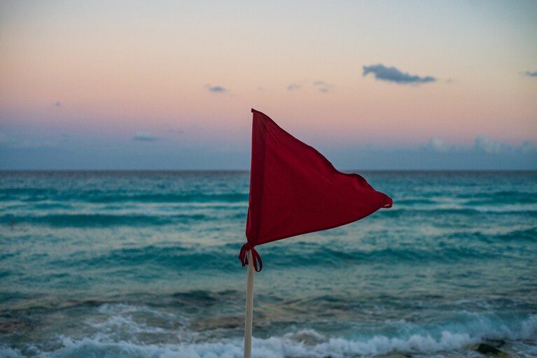 bandiera rossa al mare