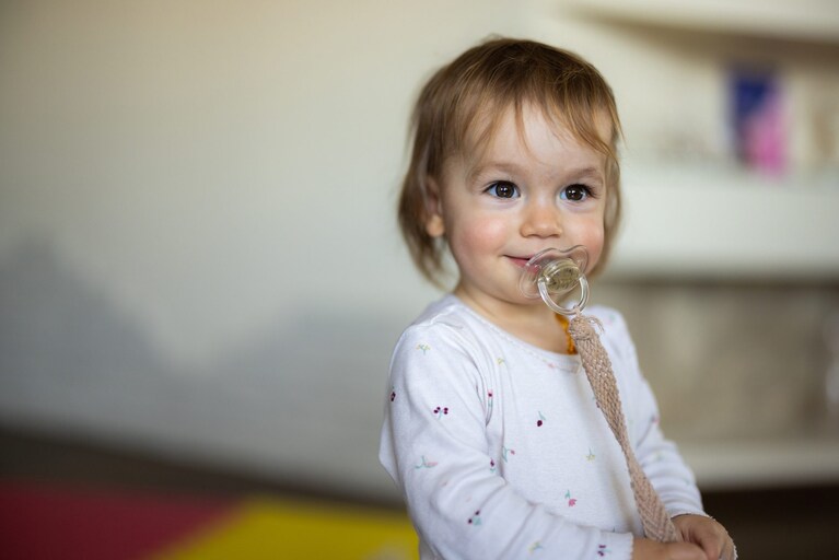 bimba con il ciuccio